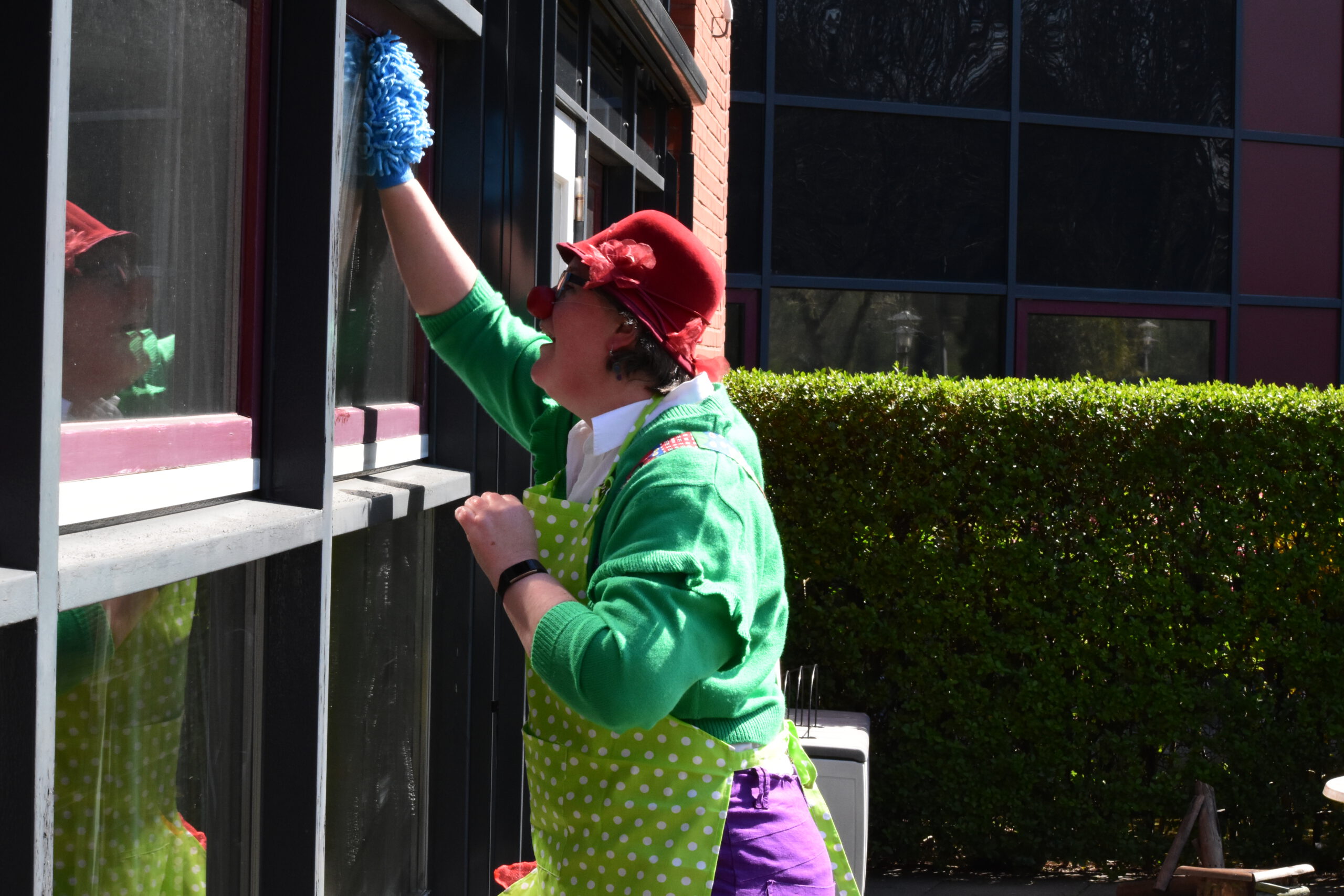 Annabel de Clown buiten het raam