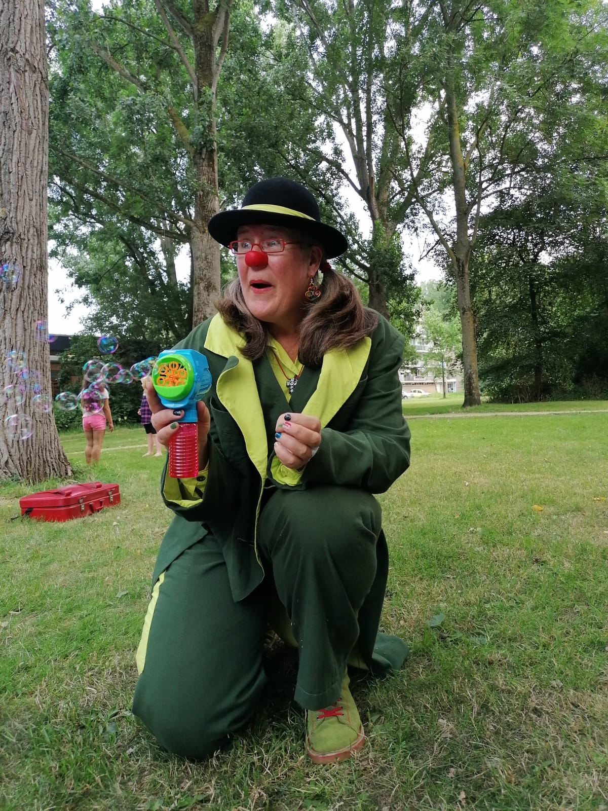 Vlindrina de Clown die bellen blaast.